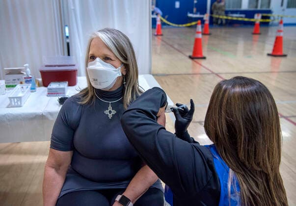 Coronavirus in den USA, Gouverneurin von New Mexiko lässt sich in Santa Fe impfen