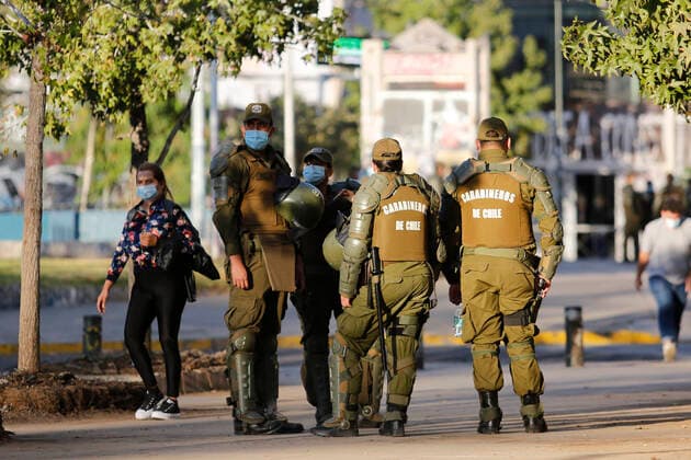 Coronavirus in Chile, Polizisten kontrollieren die Straßen von Santiago vor Beginn des Lockdown