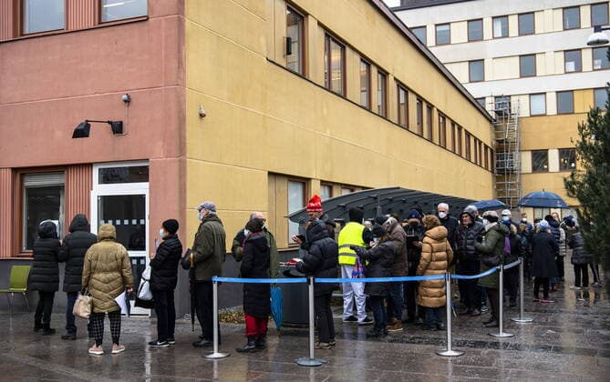 Coronavirus in Schweden, Warteschlange bei Impfen ohne Termin in einem Krankenhaus in Stockholm