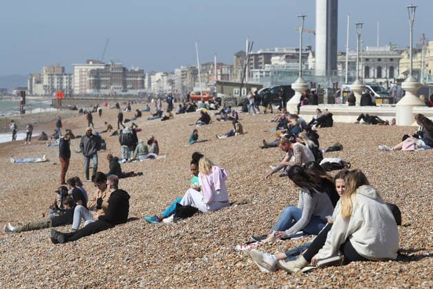 Coronavirus in Großbritannien, Happy Monday am Strand von Brighton
