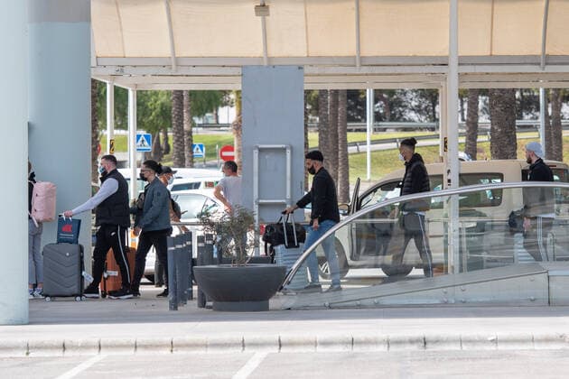 Coronavirus in Spanien, Ankunft von Urlaubern in Palma auf Mallorca