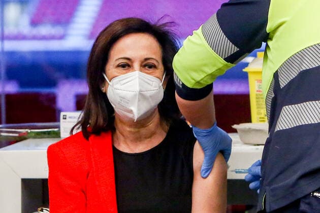 Coronavirus in Spanien, Verteidigungsministerin Margarita Robles lässt sich in Madrid impfen