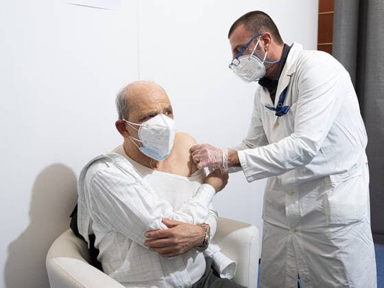 Coronavirus in Italien, Impfungen in Neapel