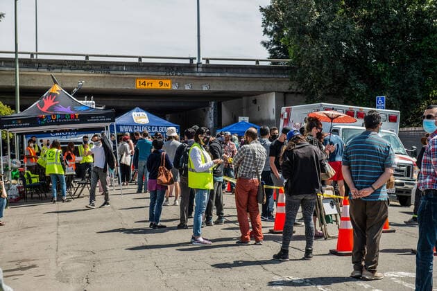 Coronavirus in den USA, Warteschlangen vor dem Impfzentrum in Oakland