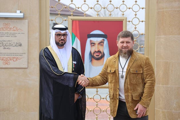 Russland, Enthüllung einer Stele mit einem Porträt von Scheich Mohammed bin Zayed Al Nahyan