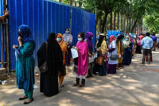 Coronavirus in Bangladesch, Warteschlange vor Testzentrum in Dhaka