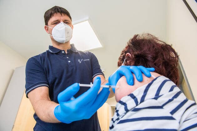 Coronavirus in Sachsen, Impfung in Hausarztpraxis in Aue