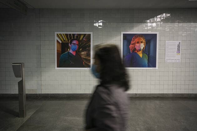 Coronavirus in Portugal, Fotoausstellung in der Metrostation dos Aliados in Porto
