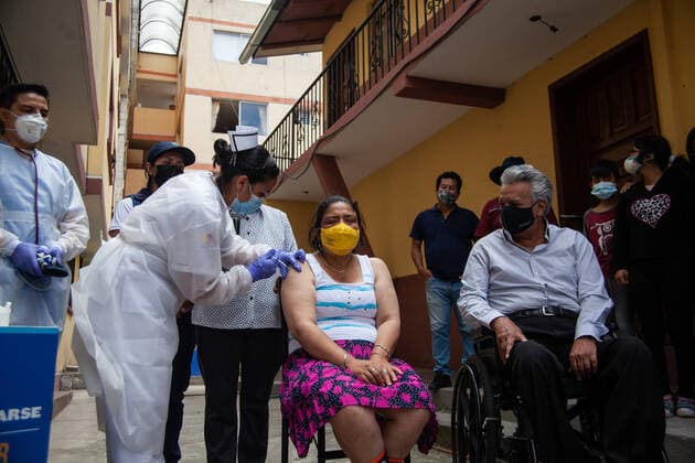 Coronavirus in Ecuador, Lenin Moreno besucht Impfstation in Quito