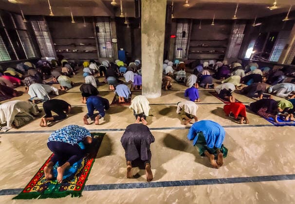 Coronavirus in Bangladesch, Tarawih-Gebet in Barishal mit Abstand