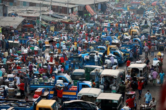 Coronavirus in Bangladesch, Eindrücke von Nicht-Einhaltung der Abstandsregel in Dhaka