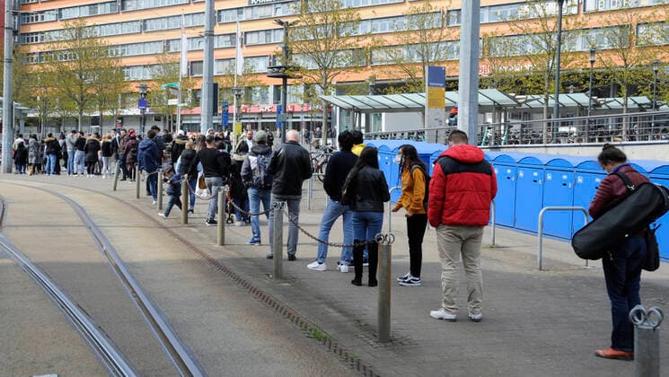 Coronavirus im Saarland, Andrang vor der Schnelltest-Station vor dem Hauptbahnhof in Saarbrücken