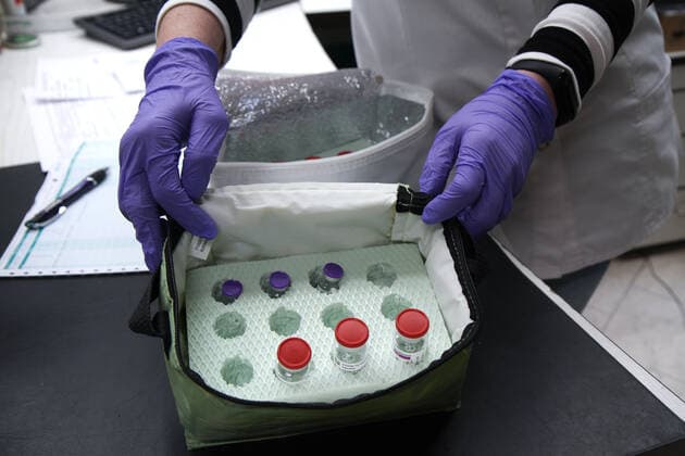 Coronavirus in Deutschland, Impfstoffverteilung an die Hausärzte und Hausarztpraxen - Symbolbilder