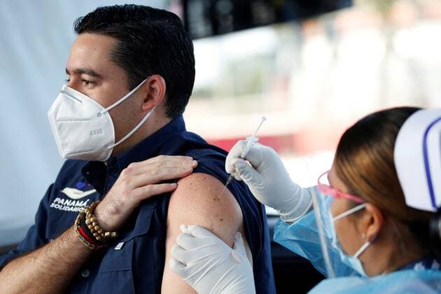 Coronavirus in Panama, Vize-Präsident Jose Gabriel Carrizo erhält Impfung in Panama-Stadt