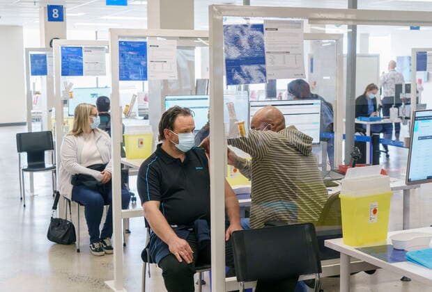 Coronavirus in Kanada, Impfung der Mitarbeiter in Impfzentrum am CAE-Hauptsitz in Montreal