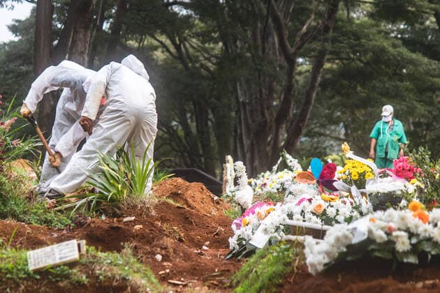 Coronavirus in Brasilien, Massenbegräbnis auf dem Vila Formosa Friedhof in Sao Paulo
