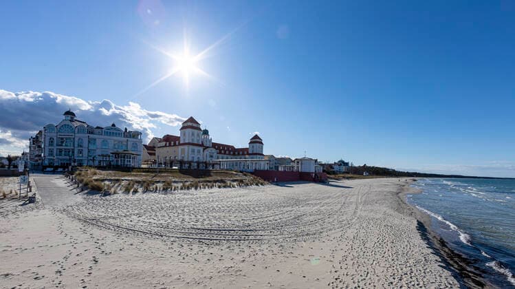 Coronavirus in Mecklenburg-Vorpommern, Menschenleerer Strand und Promenade im Seebad Binz