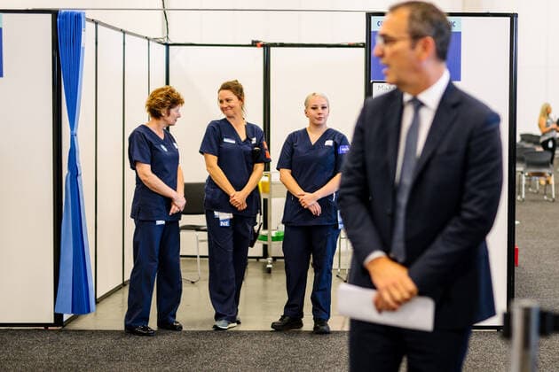 Coronavirus in Australien, Steven Marshall besucht Impfzentrum in Adelaide
