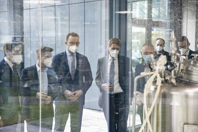 Coronavirus in Deutschland, Jens Spahn besucht Allergopharma Impfstoff Produktionsstätte in Hamburg