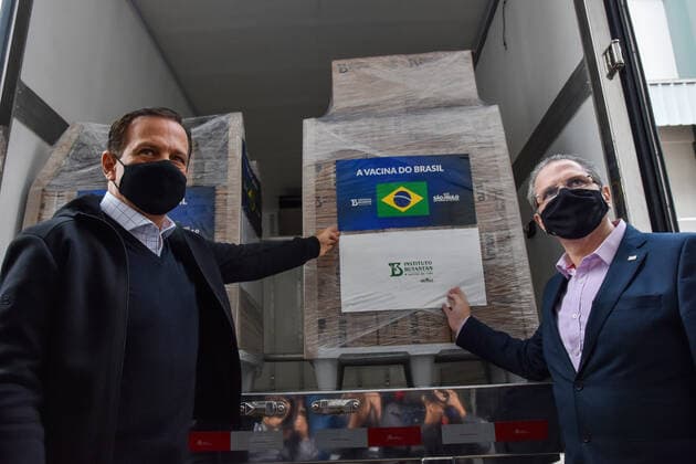 Coronavirus in Brasilien, Joao Doria bei der Ankunft des Coronavac Impfstoffs in Sao Paulo
