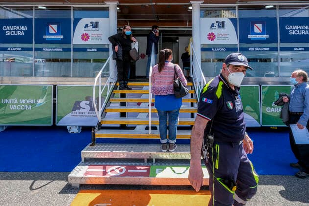 Coronavirus in Italien, Mobile Impfstation in Neapel