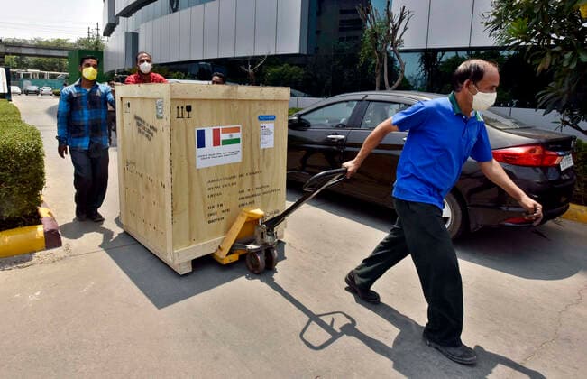Coronavirus in Indien, Sauerstoff-Generator aus Frankreich wird entladen