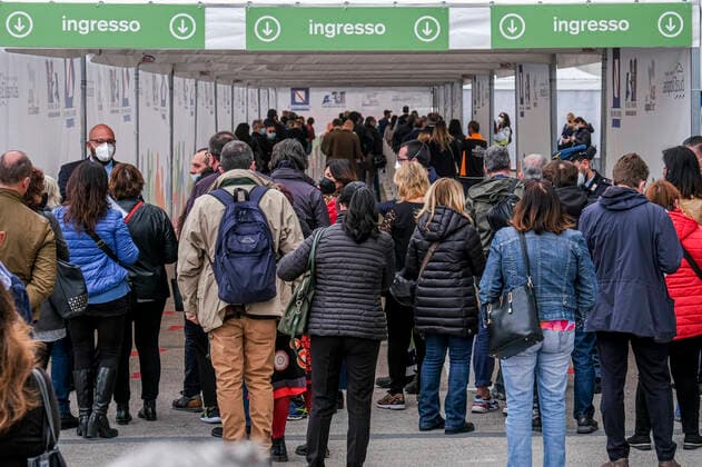 Coronavirus in Italien, Impfzentrum am Flughafen Neapel