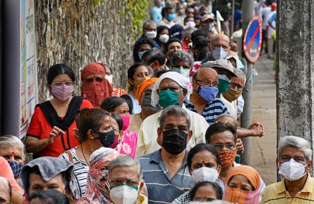 Coronavirus in Indien, großer Andrang vor Impfzentrum in Mumbai