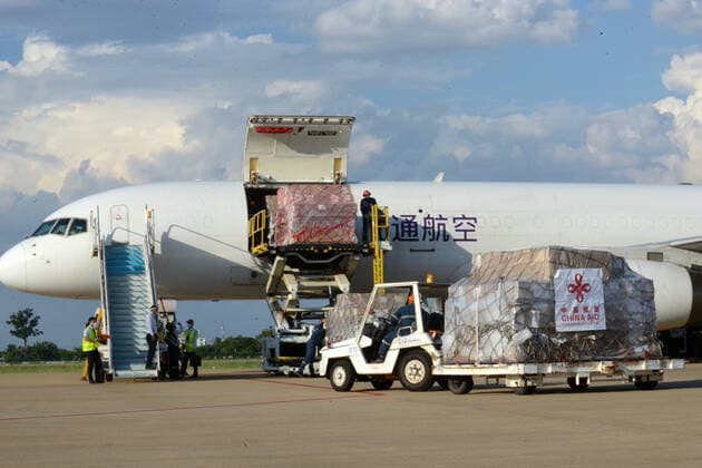 Coronavirus in Laos, Ankunft von Hilfsmitteln aus China am Flughafen von Vientiane