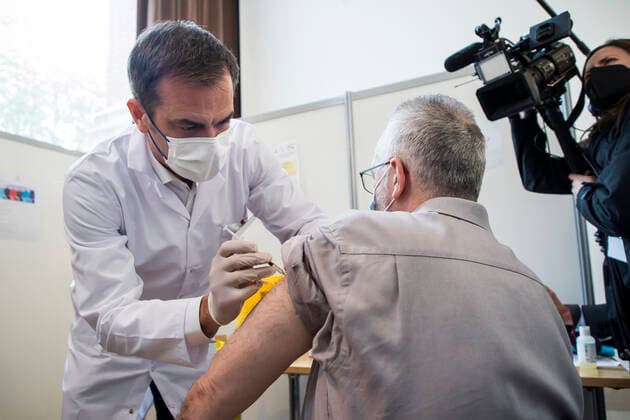 Coronavirus in Frankreich, Gesundheitsminister Olivier Veran besucht Impfzentrum in Montrouge
