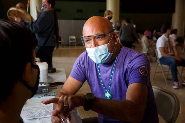 Coronavirus in Kanada, KIM CEO Barry Lavallee impft im Aboriginal Health and Wellness Centre in Winnipeg