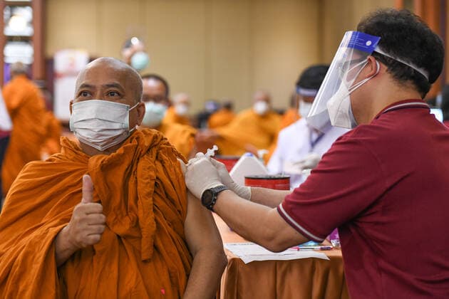 Coronavirus in Thailand, Impfung buddhistischer Mönche in Bangkok