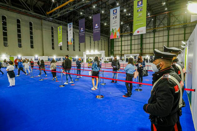 Coronavirus in Italien, Impfzentrum in Halle des Flughafens von Neapel