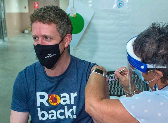 Coronavirus in Kanada, Premierminister von Nova Scotia Iain Rankin bekommt Pfizer-BioNTech Impfung