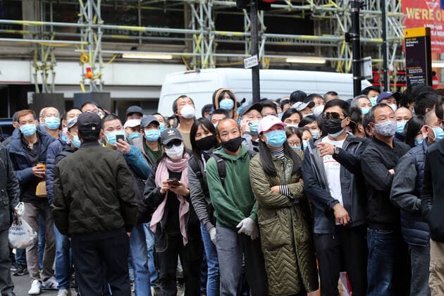 Coronavirus in Großbritannien, kostenlose Covid-19-Impfungen ohne Termin in Chinatown in London