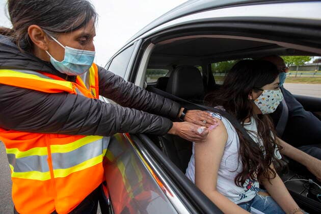 Coronavirus in Kanada, Drive-Through Impfzentrum am Richardson Stadium in Kingston