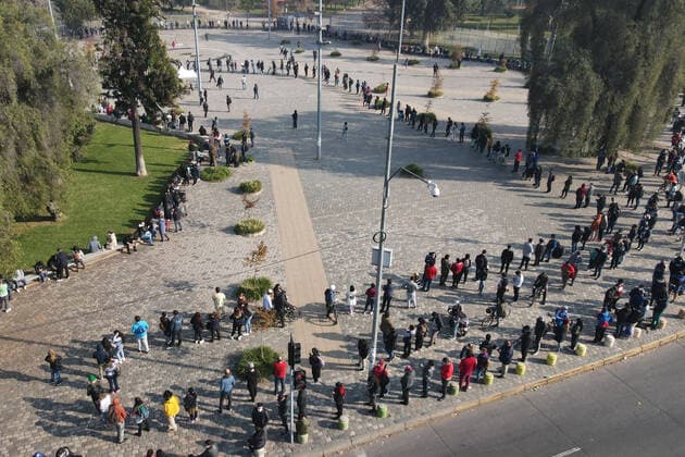Coronavirus in Chile, Warteschlange vor einem Impfzentrum in Santiago