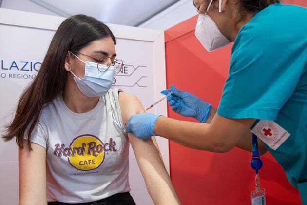 Coronavirus in Italien, Impfung von Abiturienten im Impfzentrum im Porta di Roma Shopping Center in Rom
