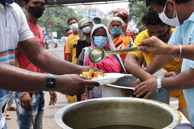 Coronavirus in Indien, Essensausgabe für Arme in Kolkata