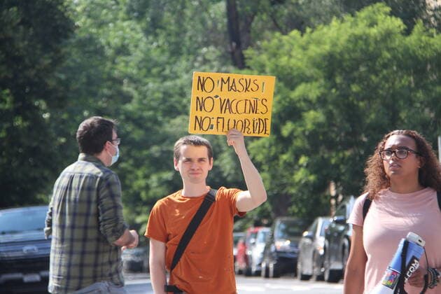 Coronavirus in den USA, Impfgegner protestieren in Harlem, New York