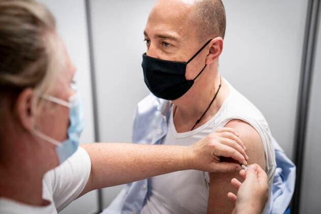 Coronavirus in Dänemark, Gesundheitsminister Magnus Heunicke wird in Ishöj gegen Corona geimpft