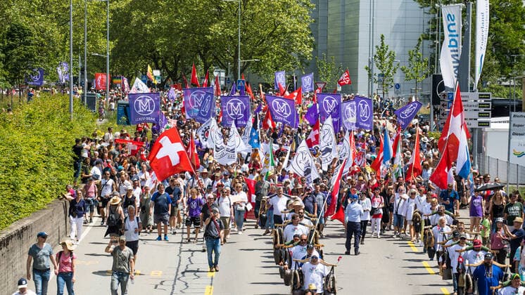 Coronavirus in der Schweiz, Proteste in Zug gegen Corona-Maßnahmen und neue Gesetze
