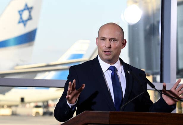 Coronavirus in Israel, Naftali Bennett Pressekonferenz am Flughafen Tel Aviv