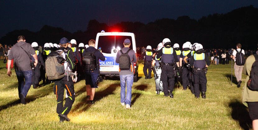 Coronavirus in Hamburg, Polizeieinsatz gegen feiernde Jugendliche im Stadtpark