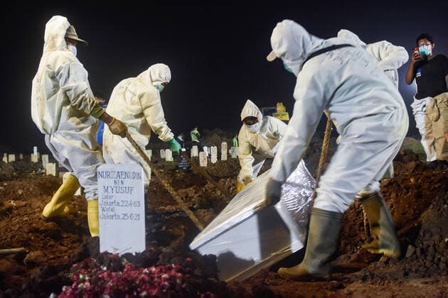 Coronavirus in Indonesien, Beerdigung von Covid-Opfern in Jakarta