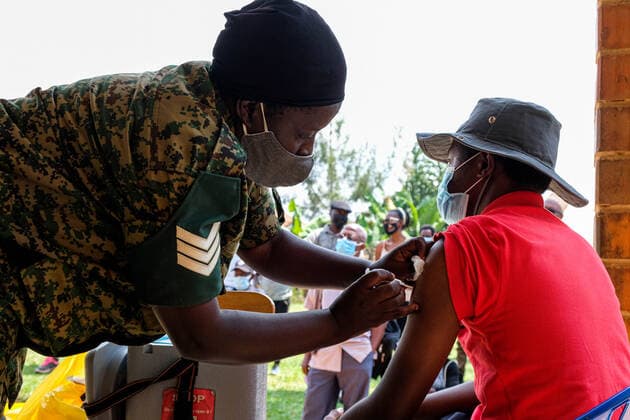 Coronavirus in Uganda, Impfung in Kampala