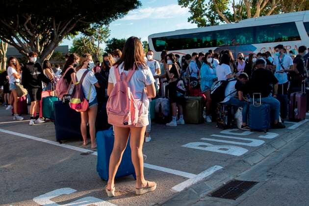 Coronavirus in Spanien, Junge Touristen nach Negativtest aus Quarantäne auf Mallorca entlassen