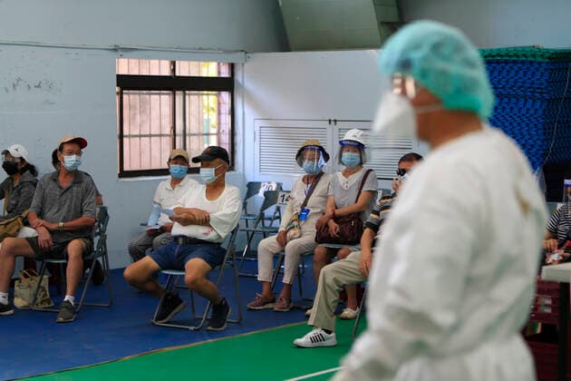 Coronavirus in Taiwan, Desinfektionstrupp in Impfzentrum in Taipeh