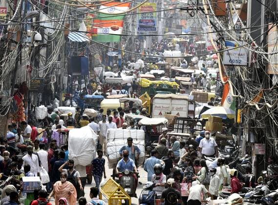 Coronavirus in Indien, Belebter Sadar Bazar Markt in Neu-Delhi nach Schließung anderer Märtke