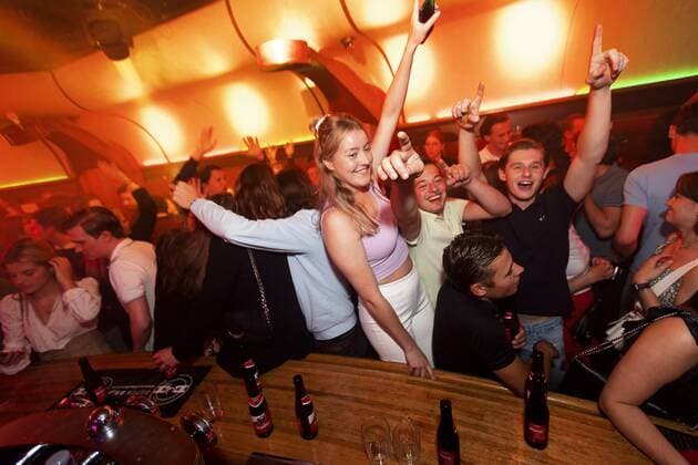 Coronavirus in den Niederlanden, Partyleben vor neuen Maßnahmen in Tilburg